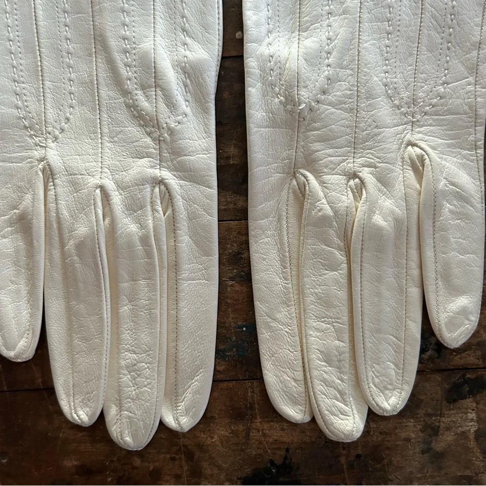 Valentino Garavani Cream Scalloped Leather Gloves